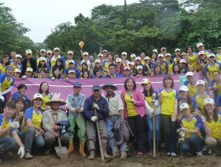 法國巴黎人壽與關係企業志工，合力修復歷經百年的砌石梯田。