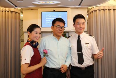 著名男高音范競馬與首航機組
