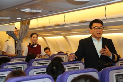 歌唱家范競馬在首航航班上為旅客獻上雅歌演唱