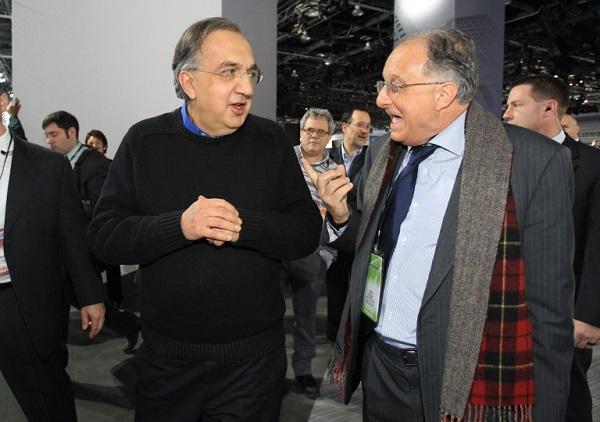 飛雅特克萊斯勒執行長Marchionne(左)於2014年底特律車展 (圖:AFP)