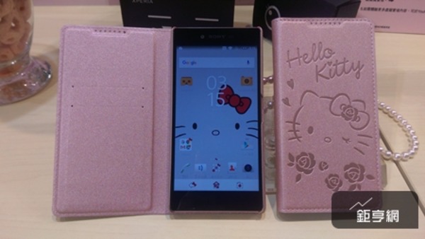 Xperia Z5 Premium通路開賣送專屬Hello Kitty高級質感皮套。(鉅亨網記者楊伶雯攝)