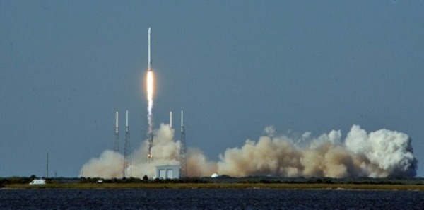 Space X 火箭升空 (圖:AFP)