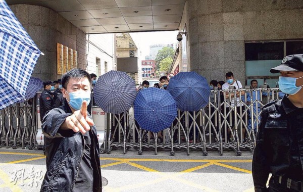 武警北京總隊第二醫院昨日上午貼出停診通知，宣布暫時停止一切對外服務。 圖片來源：香港明報