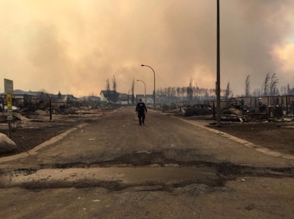野火肆虐加拿大，已有逾 8 萬名民眾被迫撤離家園。 (圖:AFP)