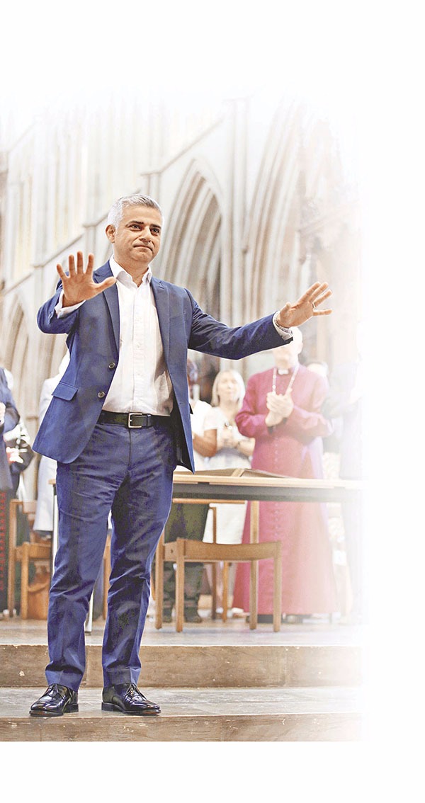 薩迪克汗當選後出席宣誓就任儀式，並答謝支持者。  圖片來源：香港文匯報