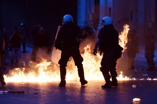 希臘抗議者向警方投擲汽油彈(圖:AFP)