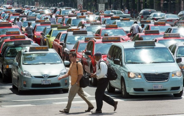 2014年6月，美國計程車業者因Uber與Lyft帶來的影響而走上街頭抗議 (圖:AFP)