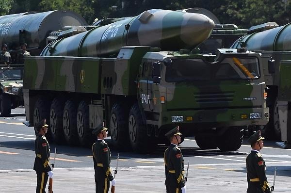 被稱「關島專遞」的東風-26中程彈道導彈 (圖：AFP)
