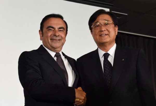 日產汽車執行長 Carlos Ghosn 與三菱主席Osamu Masuko (圖:AFP)