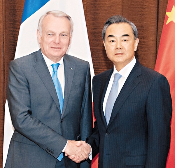 王毅昨日在北京與法國外交部長艾羅舉行會談。  圖片來源：香港文匯報
