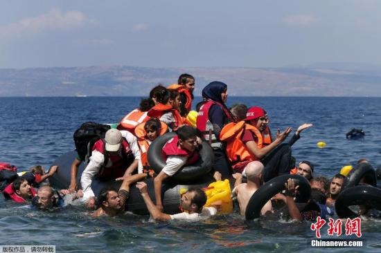 當地時間2015年9月13日，希臘萊斯博斯島，承載敘利亞和阿富汗難民的一橡皮艇在靠近萊斯博斯島100公尺遠處泄氣，當地民眾和志願者對難民進行了援助，難民們靠救生圈和游泳上岸。  圖片來源：中新網