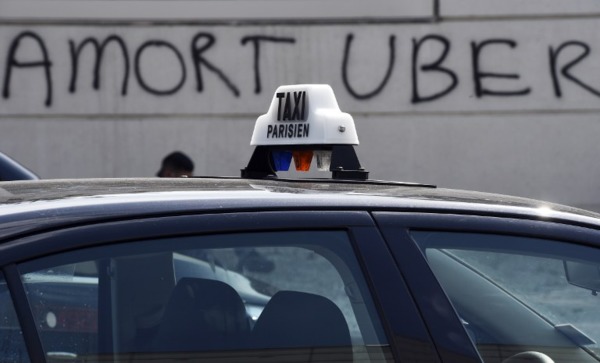 法國計程車業者對Uber表達抗議 (圖:AFP)