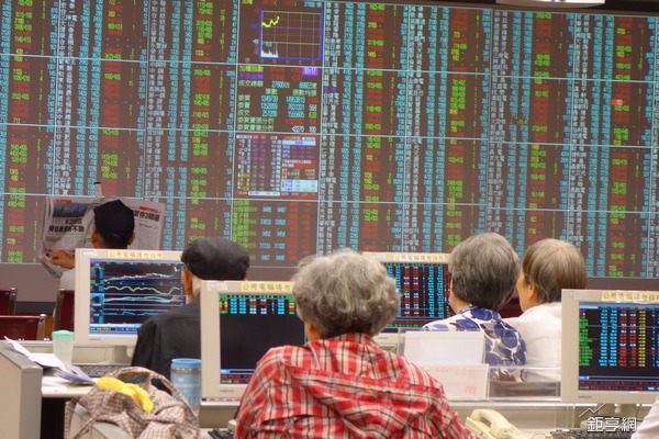 台北股市集中市場加權股價指數在5月30日盤中，盤中加權股價指數一度跨越8498點的季線位置。(鉅亨網記者張欽發攝)