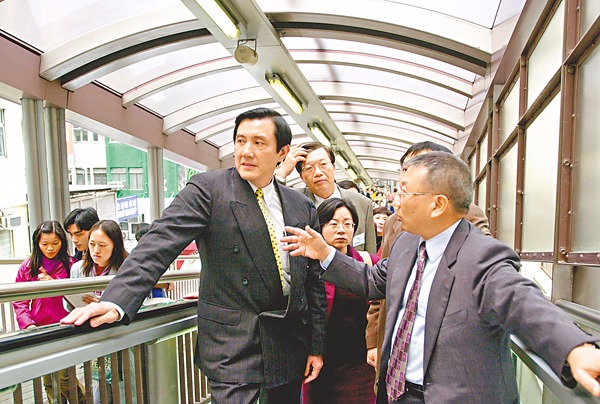 馬英九1999年3月訪港，在當時的行政長官特別顧問葉國華陪同下，參觀香港中區景致。  圖片來源：香港文匯報