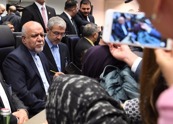 伊朗石油部長 Bijan Zanganeh (左) 會後表示，會議氛圍相當平靜，沒有任和緊張局面。 (圖:AFP)