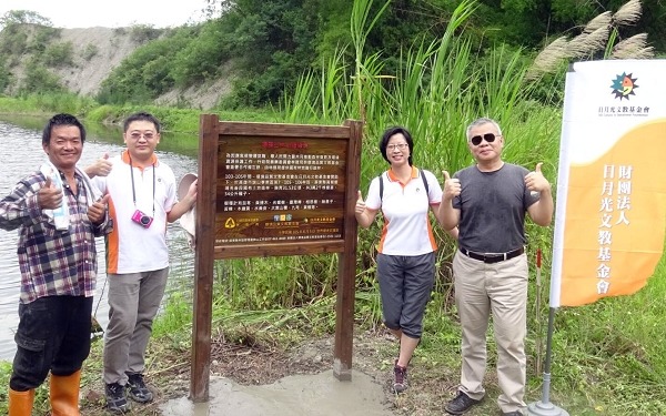 日月光基金會復育山林三年有成，圖由右至左分別為環境品質文教基會董事長謝英士與日月光集團永續中心處廠易維綺。(圖片：日月光提供)