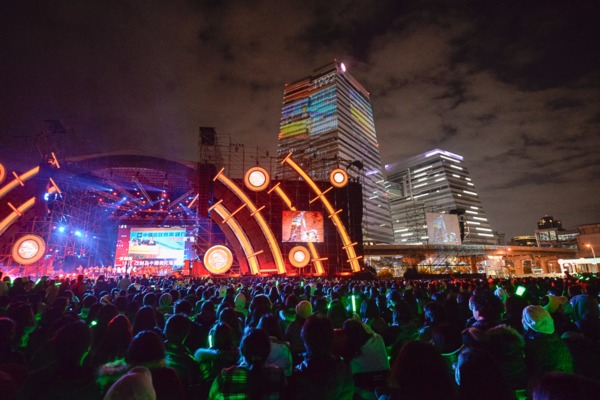 中國信託前（2014）年亦曾於中國信託金融園區旁的南港C3停車場舉辦「希望在這裡」演唱會，以超越跨年晚的超強卡司吸引超過5萬人到場。(圖／中國信託提供)