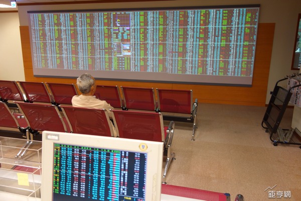 台股盤前─資金潮來台火力全開 循市場題材多頭高飛。(鉅亨網記者張欽發攝)