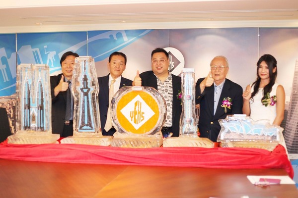 葉財記集團今天宣布與海外地產開發商執行聯銷合作，左三為新富地產董事長葉茂宏。(圖：新富地產提供)
