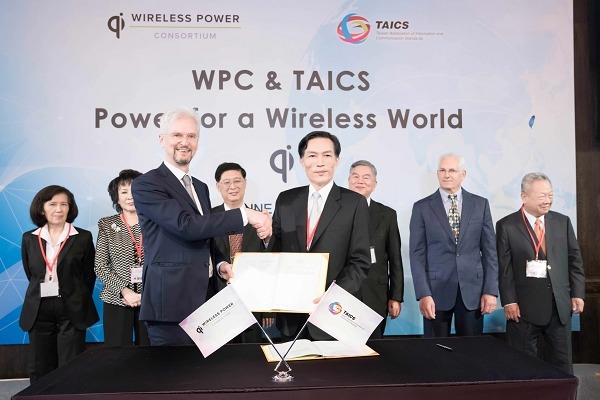 台灣資通產業標準協會 (TAICS)今日與無線充電聯盟(Wireless Power Consortium ; WPC) 共同簽署合作意向書，圖左為無線充電聯盟主席Menno Treffers，圖右是台灣資通產業標準協會理事長曾鏘聲。(圖片： 台灣資通產業標準協會(TAICS)提供)