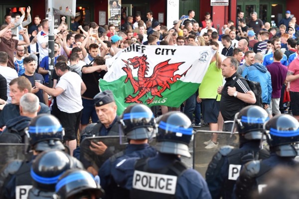 法國警員站在威爾斯球迷前，以防衝突。  (圖：AFP)