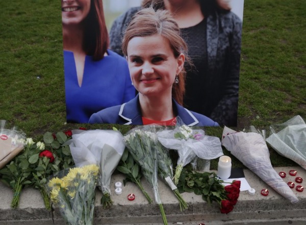 英國工黨女議員柯克斯遭槍擊身亡，大量花束湧現追思悼念。 (圖:AFP)
