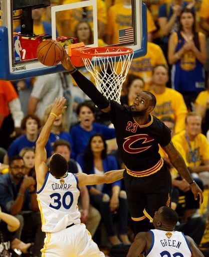 LeBron James封阻Klay Thompson(圖:AFP)