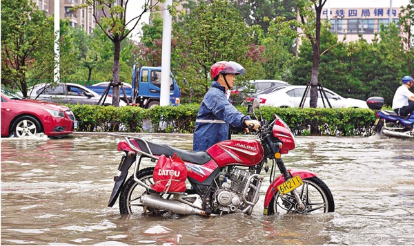 安徽省合肥市遭遇強降雨，一些地區遭遇水浸。  圖片來源：香港文匯報