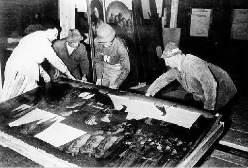 一群美國士兵正在鹽礦中搬運根特祭壇畫 (The Ghent Altarpiece)。(圖片來源：維基百科)