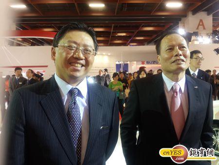 和泰車總經理蘇純興(左)與裕日車總經理蔡文榮(右)大方在車展給彼此加油。(圖：鉅亨網記者王莞甯攝)