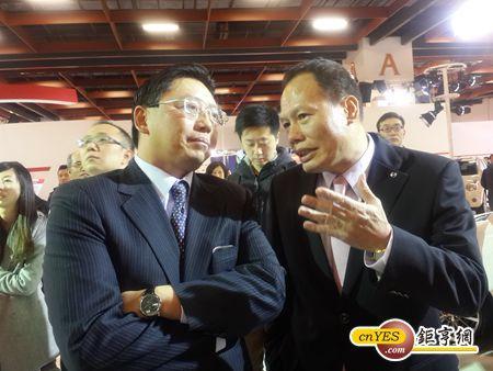 和泰車總經理蘇純興(左)與裕日車總經理蔡文榮(右)大方在車展給彼此加油。(圖：鉅亨網記者王莞甯攝)
