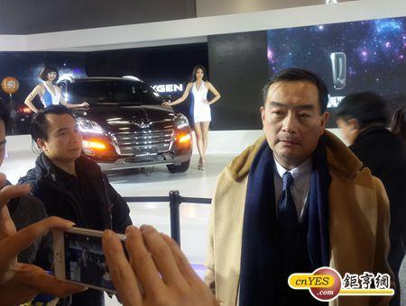 裕隆集團董事長嚴凱泰參觀2014台北車展自家品牌納智捷攤位。(圖：鉅亨網記者王莞甯攝)