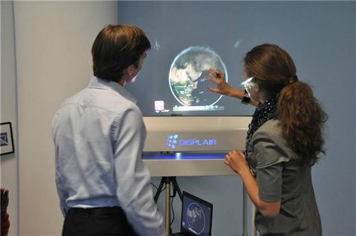 Displair將圖像投射到空氣中，形成的圖像還能與使用者手勢互動