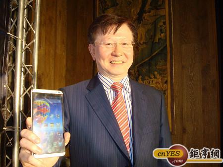 金緻網路資訊總經理郭俊男表示，小企界自創手機品牌時代來臨。(鉅亨網記者黃佩珊攝)