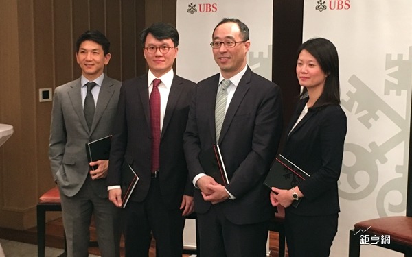 瑞銀台北分公司總經理董成康(右二)、台灣證券電子硬體首席分析師謝宗文(右三)、亞太區半導體首席分析師呂家璈(右四)與台灣證券非科技產業分析師陳玟瑾(右一)。(鉅亨網記者蔡宗憲攝)