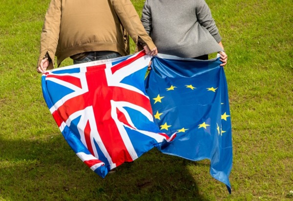 英國國旗與歐盟旗幟。(來源：AFP)