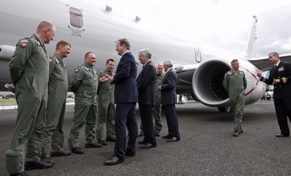 英相卡麥隆在法恩堡航空展與波音P8機組員會面(圖:AFP)