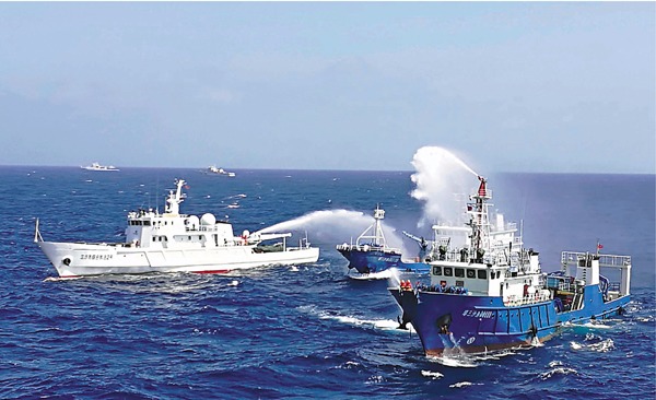 「2016年三沙海上應急演練」昨日在西沙七連嶼附近海域舉行。  圖片來源：香港文匯報