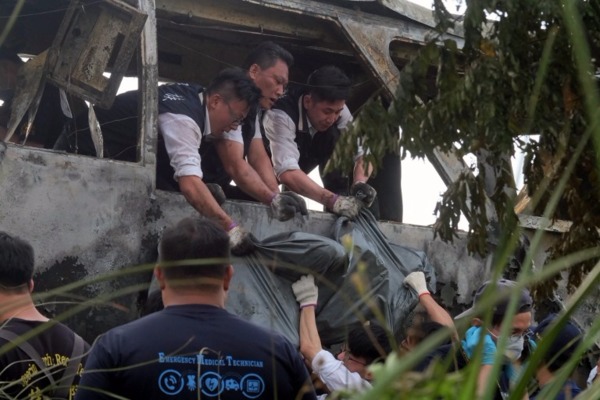 救難人員將罹難者移出車外。 (圖：AFP)