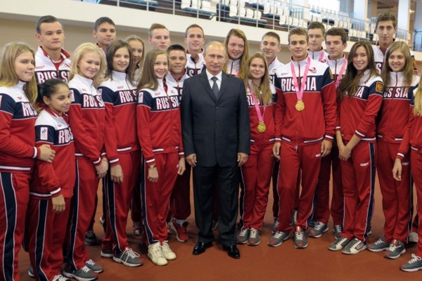 普欽與2014年夏季青年奧運獲獎者合影。  (圖：AFP)