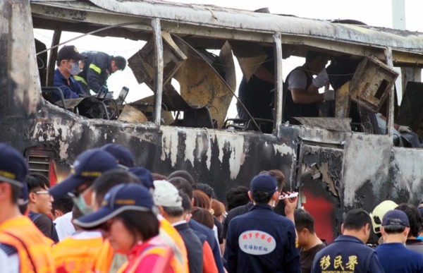 檢方與消防局勘驗遊覽車起火原因。  (圖：AFP)