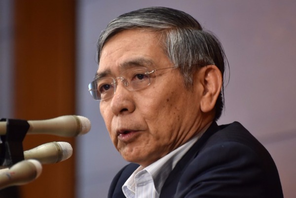 黑田東彥強調毋須直升機撒錢救經濟，帶動日元回升。  (圖：AFP)