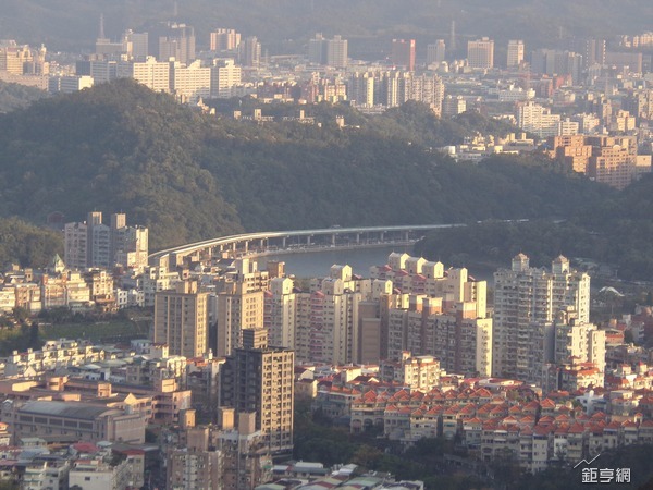 高房價效應下的創意空間!住展:市挑高複層建案比例不減反增。(鉅亨網記者張欽發攝)