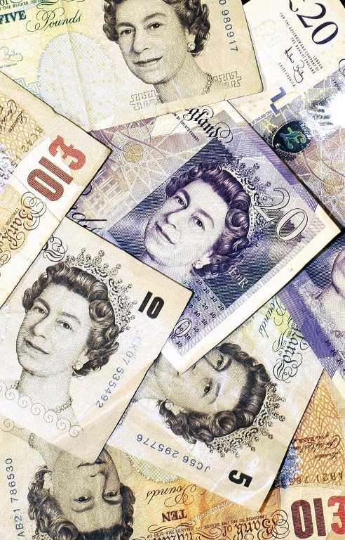 英央行7年來首度減息，同時擴大量寬買債(QE)，英鎊應聲急挫1.6%。 (圖：AFP)