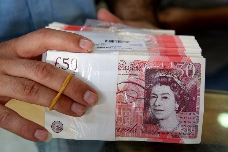 匯控預測，英鎊明年底或見1.1美元，兌歐元跌見1算。 (圖：AFP)