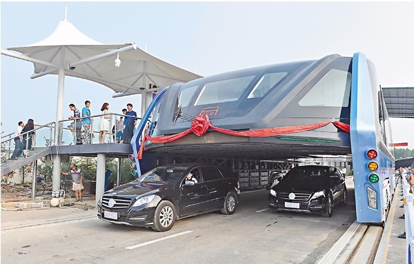 巴鐵1號試驗車本月初駛出工作棚進行路面測試，引起關注。  圖片來源：香港文匯報