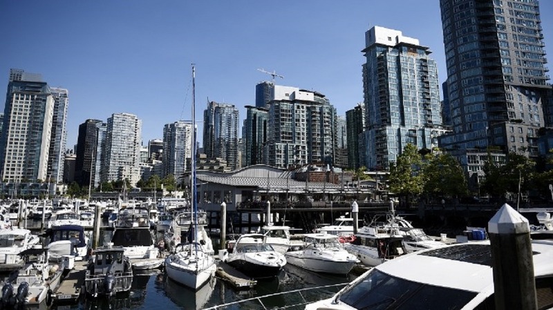 溫哥華祭出限制外國人炒房的重稅，似乎成功戳破房市泡沫。(圖片來源：AFP)