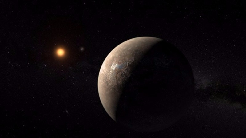 「比鄰星b」(前)圍繞紅矮星比鄰星(後方紅點)運轉，可能適合人類居住。 (圖：AFP)