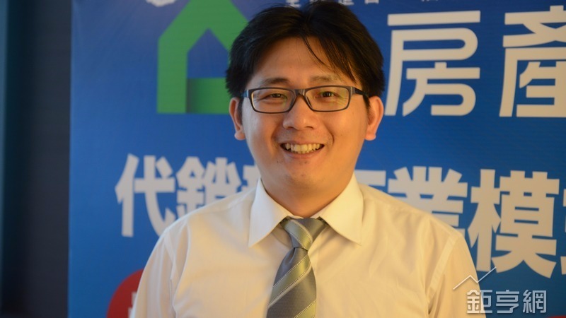 信義房屋不動產企研室專案經理曾敬德表示,今年房地合一上路後,房市從第2季後有緩步復甦的跡象。(鉅亨網記者張欽發攝)
