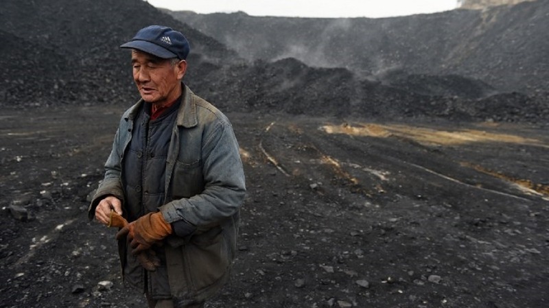 中國減產加上鋼鐵需求增加，刺激煤炭價格飆漲。(圖片來源：AFP)